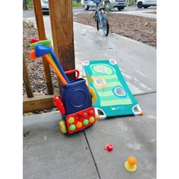 2 in 1 Toddler Golf Set with 8 Balls / Cornhole Board & Putting Matt - Picture 2 of 2